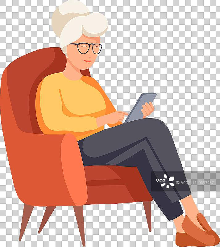 一位祖母坐在椅子上拿着手机图片素材