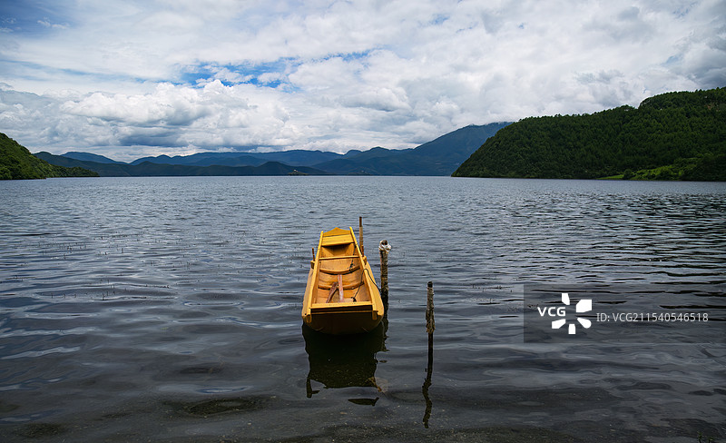 夏季云南泸沽湖停泊的小船图片素材
