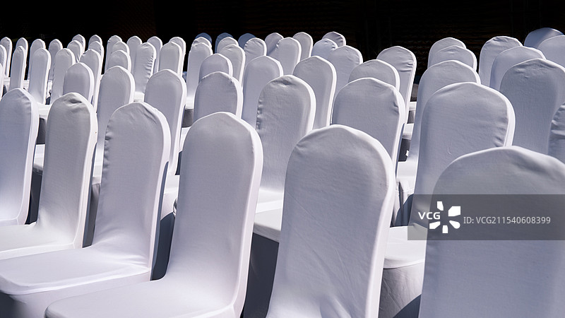 户外会议白色座椅排列整齐图片素材