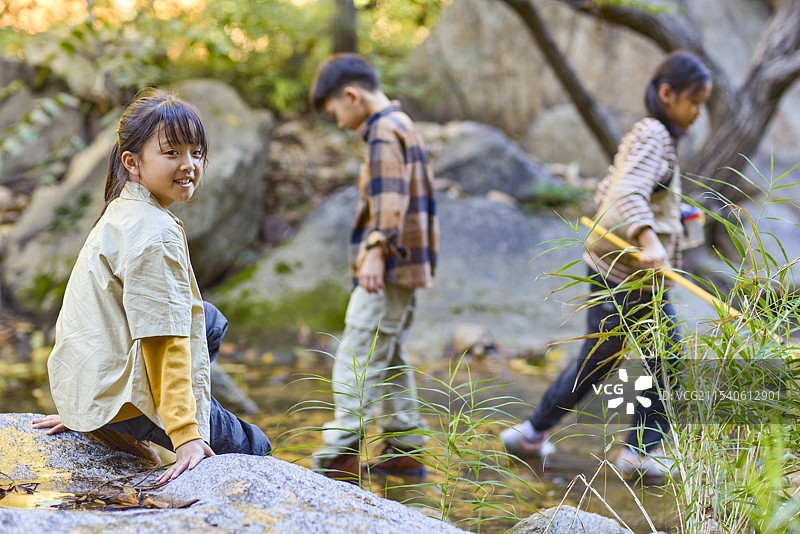孩子们在小溪边玩耍图片素材