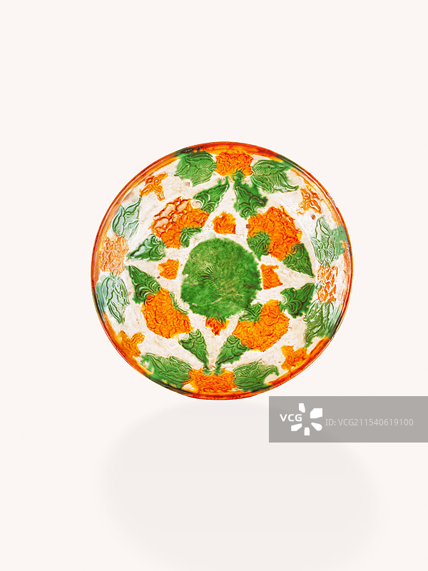 古代文明，辽代瓷器，三彩印花牡丹纹盘图片素材