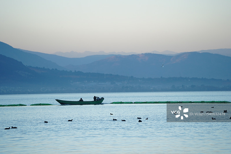 黄昏下的洱海图片素材