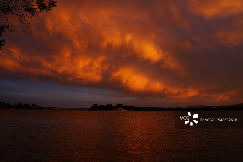 火烧云的颐和园图片素材