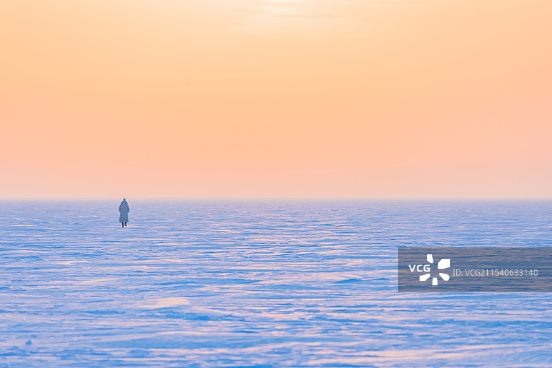 隆冬新疆阿勒泰乌伦古湖的日落图片素材