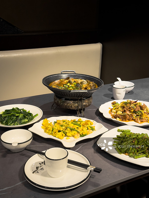 餐桌上食物的高角度视图图片素材