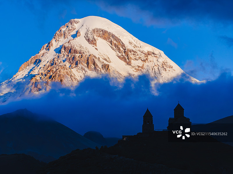 日照金山的卡兹别克和圣三一教堂图片素材