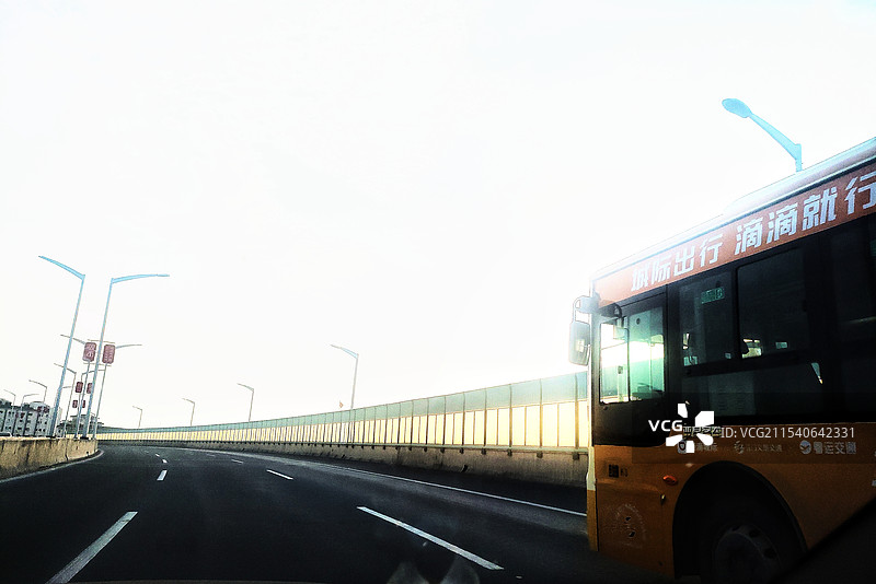 汽车广告背景图-城市道路图片素材