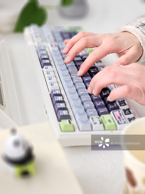 桌上笔记本电脑的高角度视图图片素材