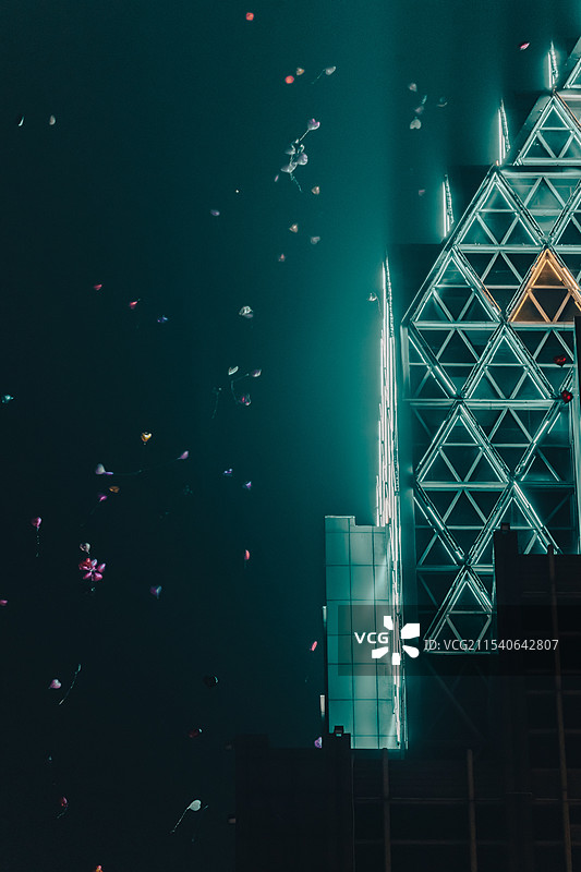 重庆解放碑跨年夜飞上云霄的气球图片素材