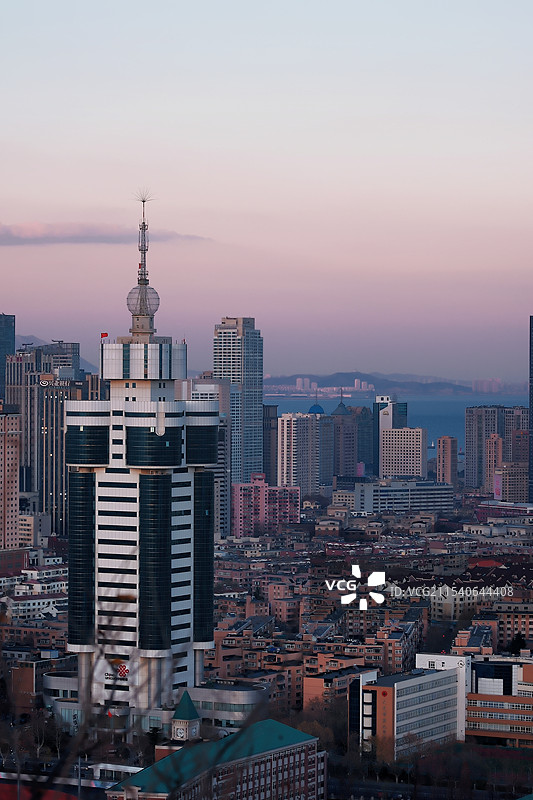 日落时建筑物对天的高角度视图图片素材