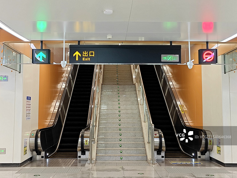 青岛地铁4号线大河东站出口扶梯与楼梯图片素材
