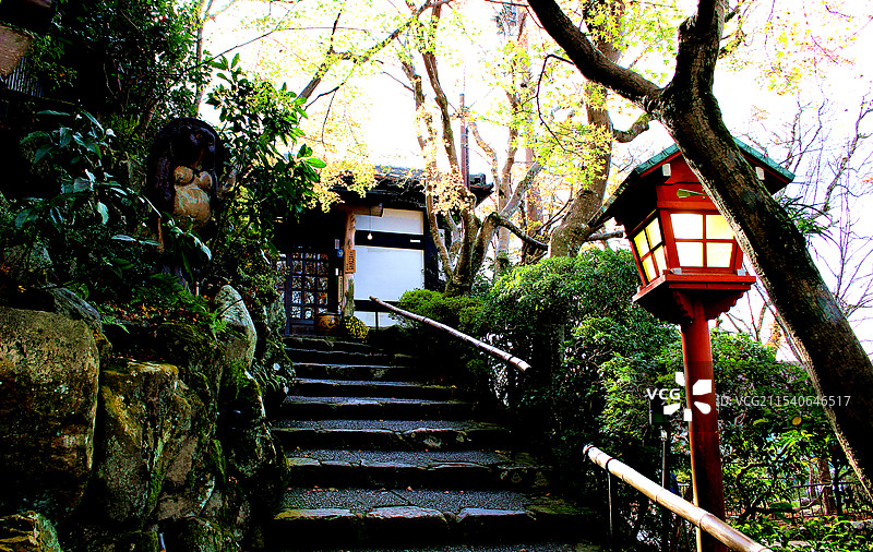 日式建筑前的石阶与绿植图片素材