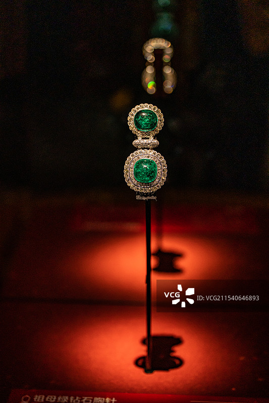 祖母绿钻石胸针图片素材