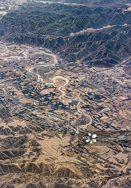 甘肃省白银市会宁县郭城驿镇驮营村和蜿蜒曲折的祖厉河格子田地航拍视角图片素材