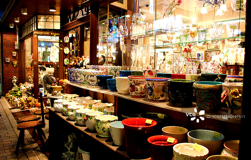 色彩斑斓的陶瓷制品陈列图片素材