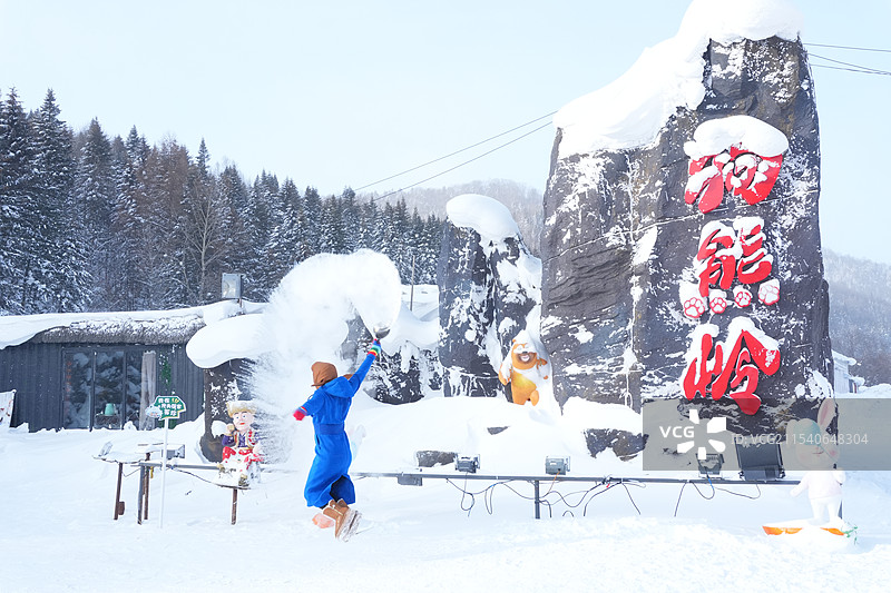 中国雪乡狗熊岭泼水成冰图片素材