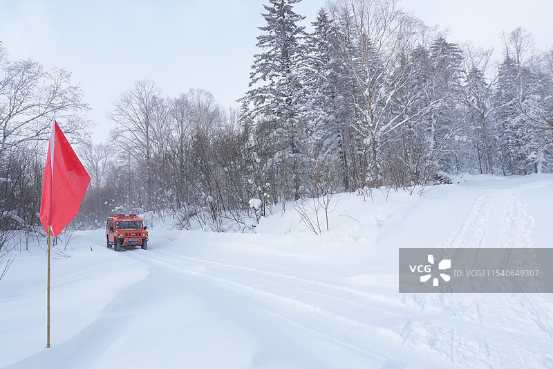 越野车穿越林海雪原图片素材