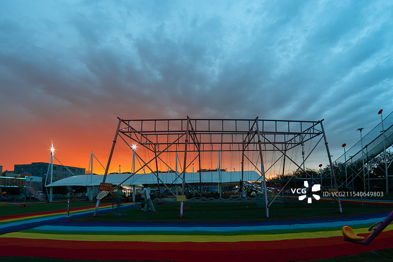 晚霞映照彩虹岛无动力乐园（乌鲁木齐市）图片素材