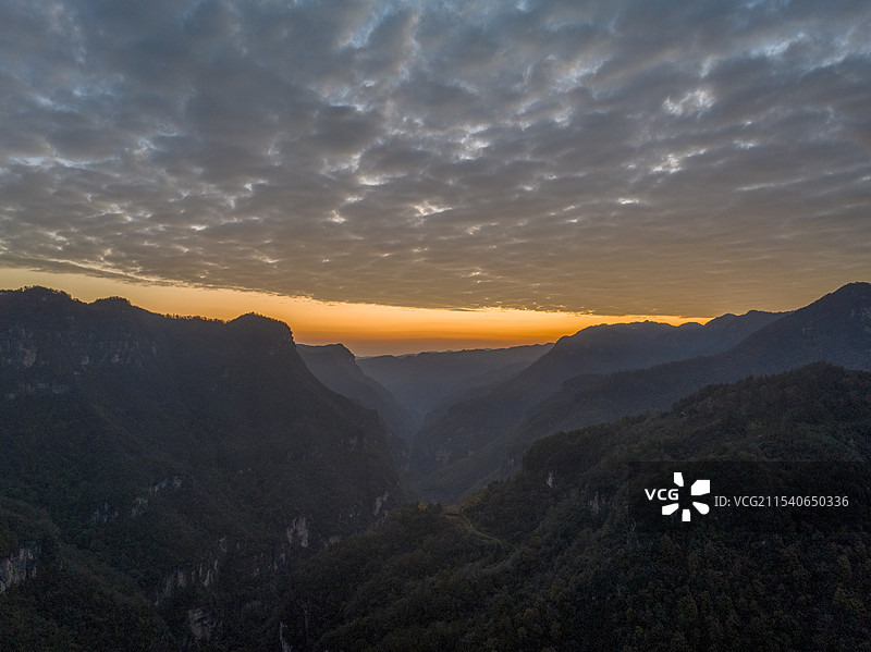 航拍襄阳保康九路寨风景区山谷吊桥朝霞全景自然风光图片素材