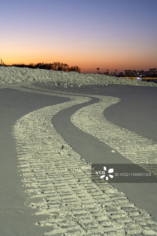 通辽冬天冰雪景车辙城市夜景风光图片素材
