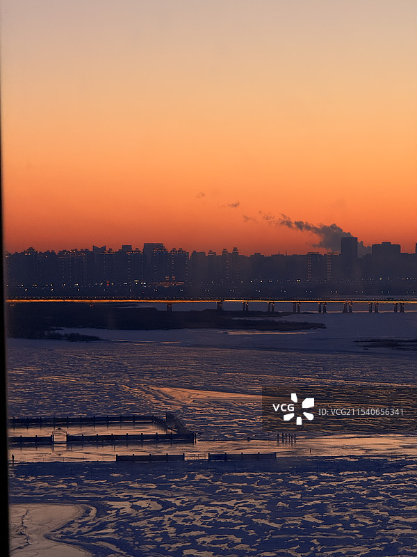 哈尔滨冬日松花江的日落晚霞图片素材