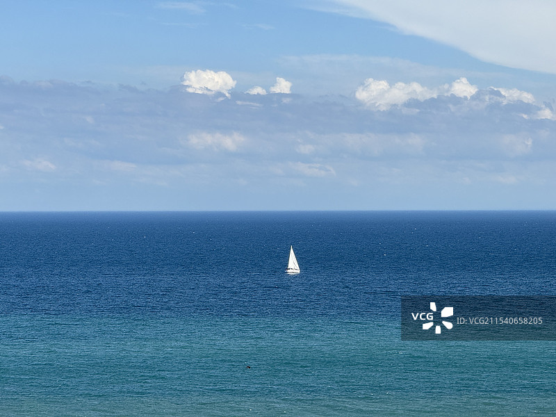 海面上的帆船图片素材