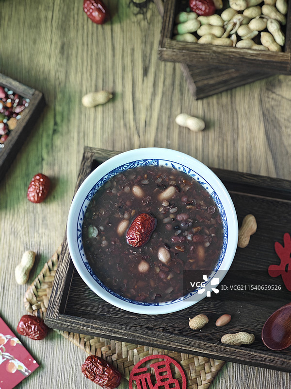 腊八粥多种谷物种子在一起熬制的粥，寓意吃了这碗腊八粥就要过年了图片素材