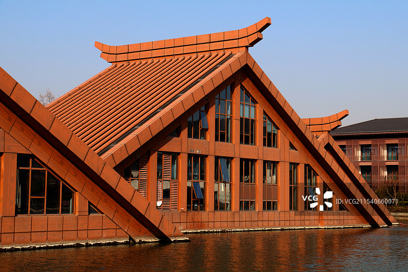 晴空红筑映碧波图片素材