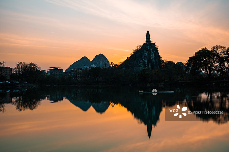 桂林地标景点塔山晚霞图片素材