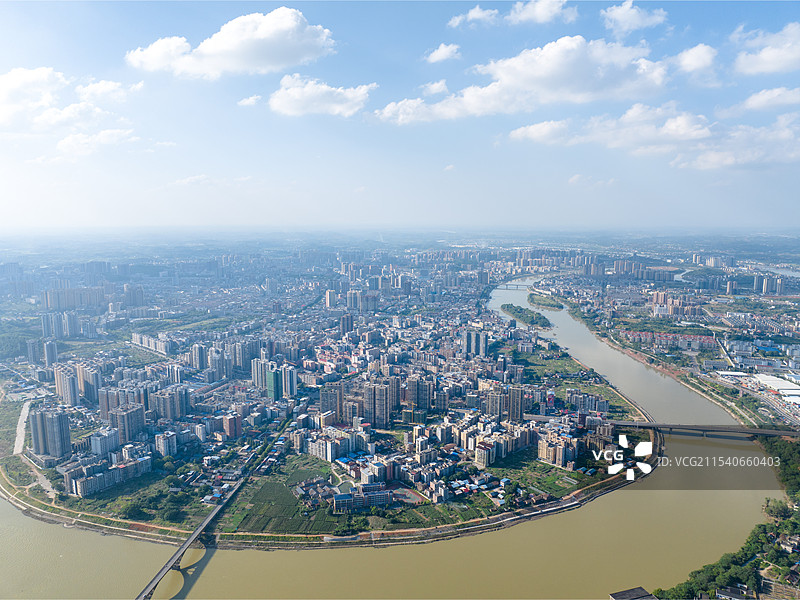 蓝天白云下，航拍湖南省衡阳市耒阳市繁华拥挤的高楼大厦、耒水图片素材