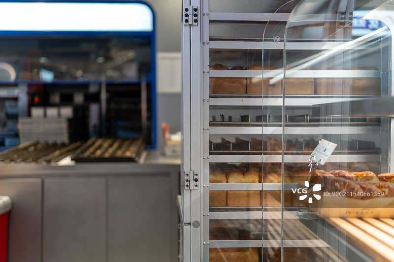 现代烘焙陈列柜中展示的新鲜烘焙商品图片素材