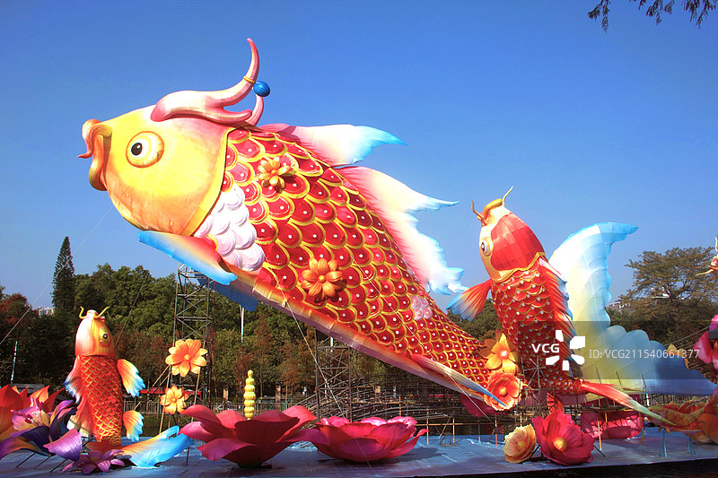 2025广州新春灯会（越秀公园）精美彩灯：凤冠 鲤鱼跃龙门 金蛇 簪花青蛇 表情包 走马灯 福牌等图片素材