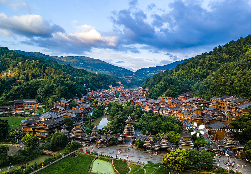 中国贵州黔东南肇兴侗寨鼓楼建筑航拍图片素材