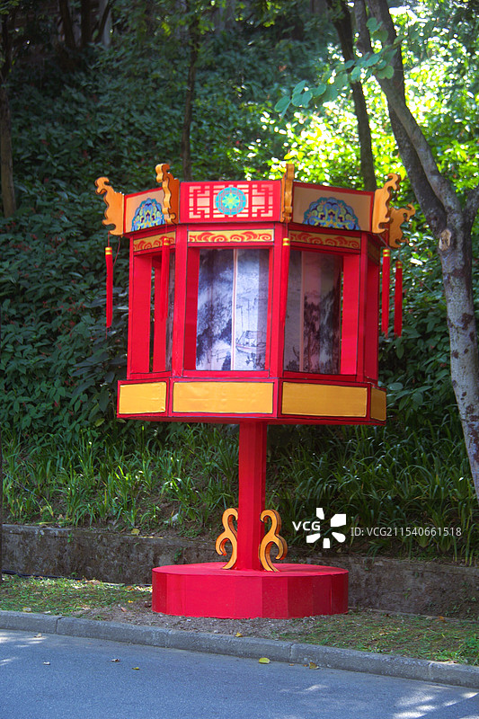 2025广州新春灯会（越秀公园）精美彩灯：凤冠 鲤鱼跃龙门 金蛇 簪花青蛇 表情包 走马灯 福牌等图片素材