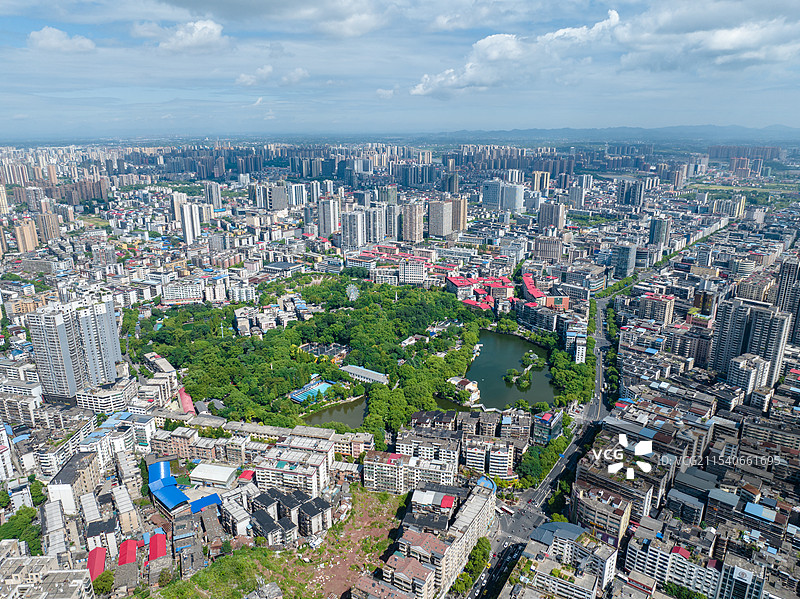 蓝天白云下，航拍衡阳市雁峰区城市风光、岳屏公园图片素材
