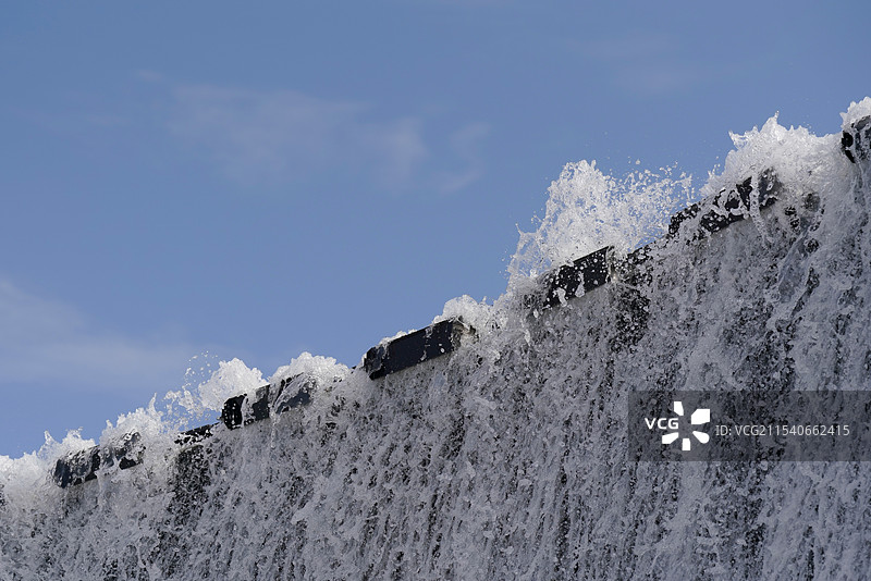 阳光下人工瀑布图片素材