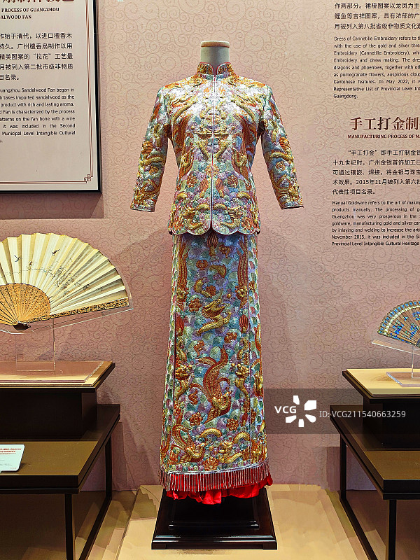 裙褂·五彩钻底褂皇-唐志茹/邓启荣图片素材