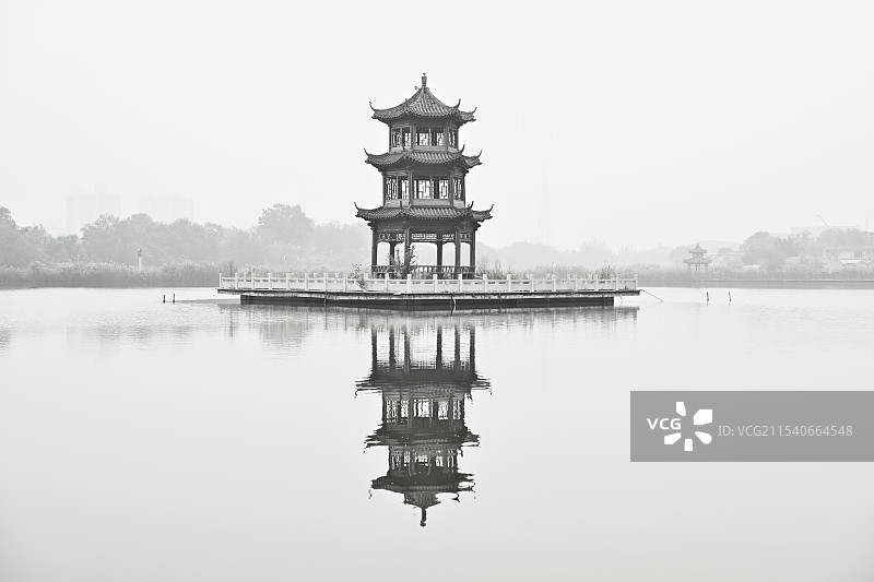 黑白 湖中 古塔图片素材