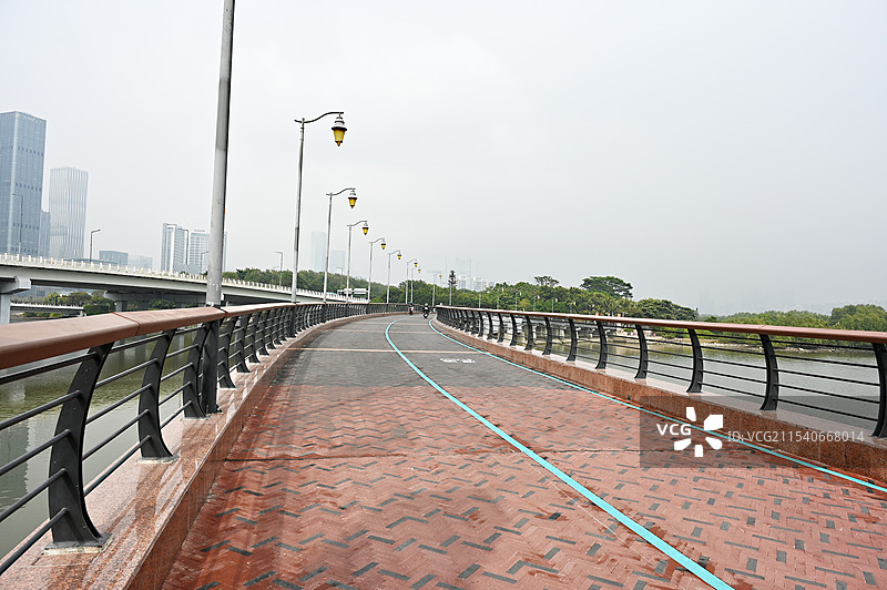 深圳现代都市桥梁上的休闲慢道图片素材