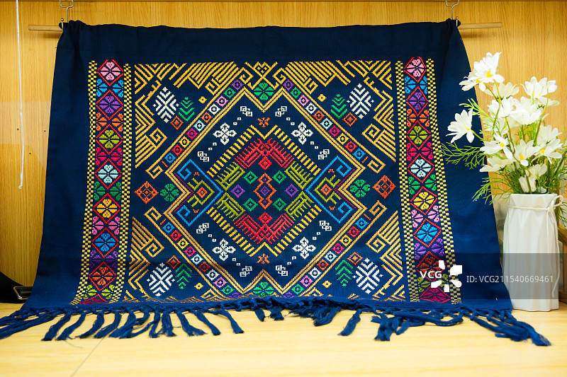 店内出售的彩色纺织品特写--壮锦图片素材