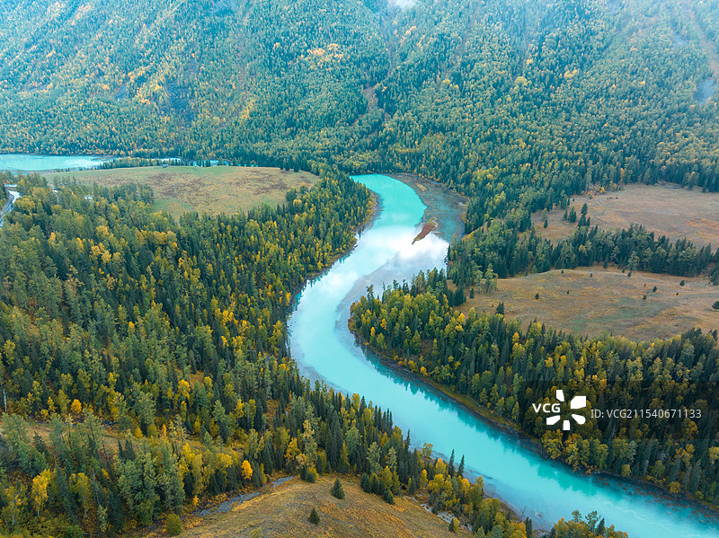 新疆阿勒泰喀纳斯禾木秋季航拍风光图片素材