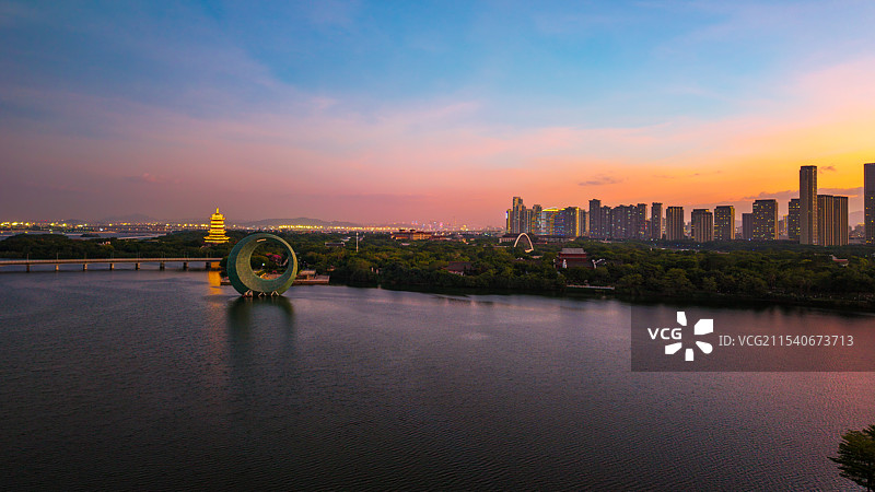 厦门市集美区天际线：厦门园林博览苑杏林阁和“海上生明月”夜景灯光图片素材