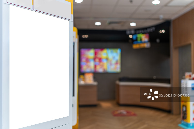 现代零售环境中的自助服务亭图片素材