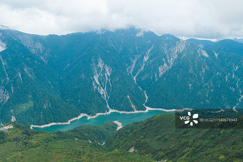 日本富山县立山黑部阿尔卑斯山脉路线云雾中的大观峰黑部湖图片素材