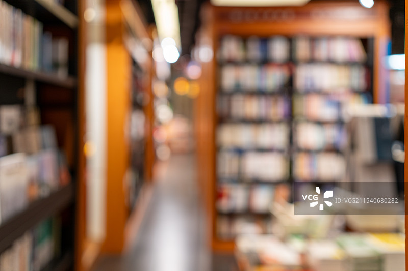 一家有书架的舒适书店的宁静氛围图片素材