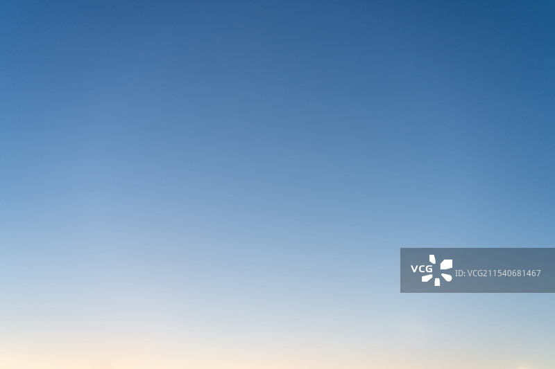 日出时的宁静蓝天图片素材