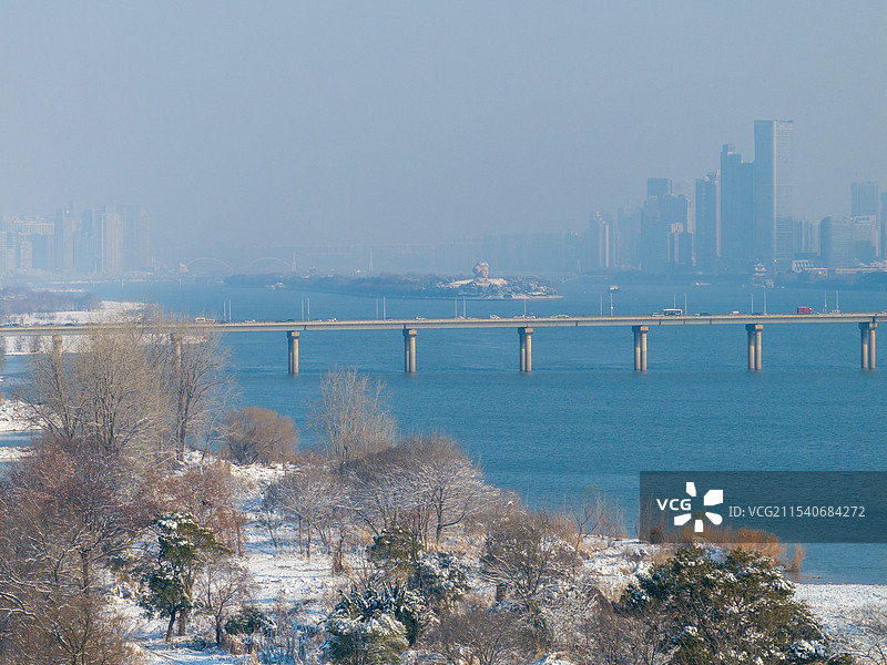 长沙湘江雪裹橘子洲两岸全景图片素材