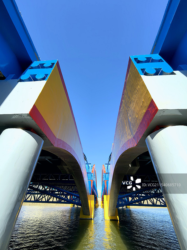 大修后，焕然一新的彩虹桥。图片素材