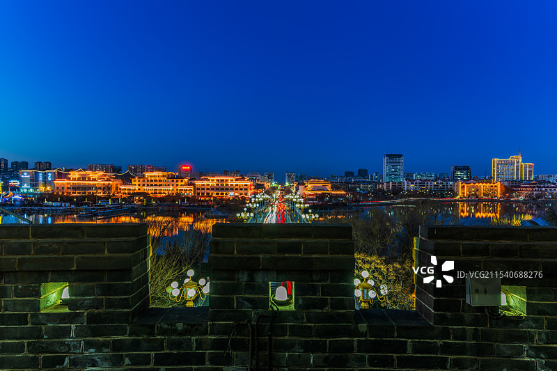 古城外望--聊城北关街（蓝调时分）夜景25.01图片素材