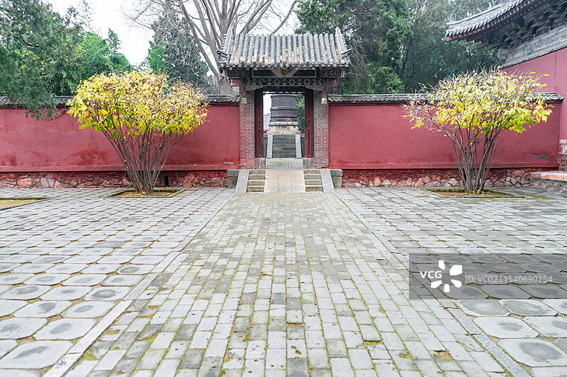 中国山东泰安泰山区泰山旅游景区著名景点，古代建筑行宫岱庙里的古典式随墙门拍摄主题，户外无人图像摄影图片素材